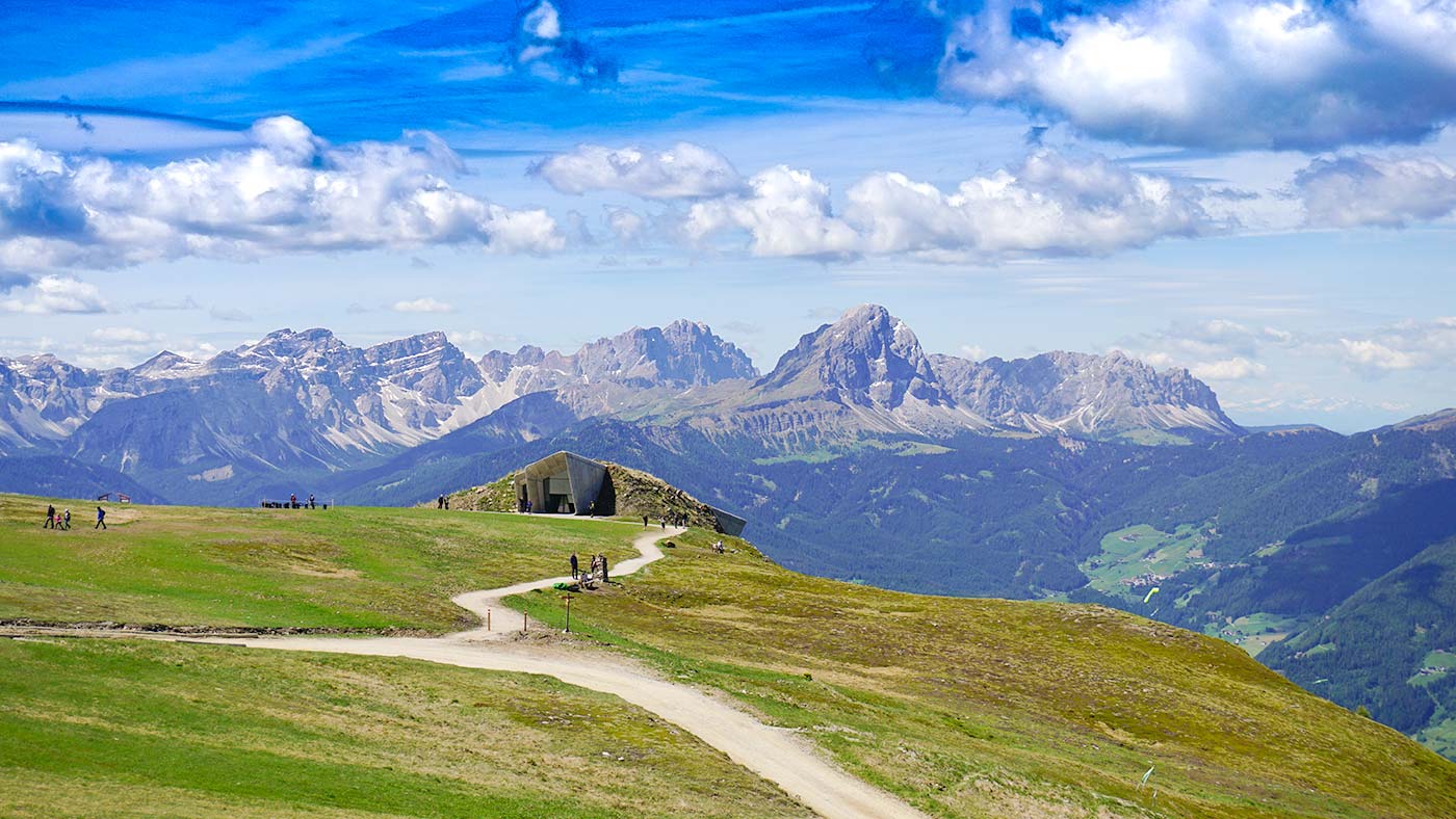 Dolomiten  Blick mit Messner Mountain Museum